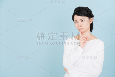 有麻烦的年轻女人