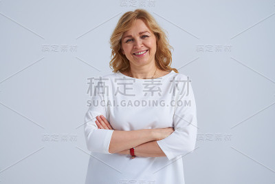 微笑成熟的女人摆姿势