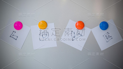 黄色微笑磁铁回形针文字是爱的灰色冰箱背景，抽象的背景。