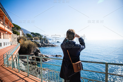 海边探险的人