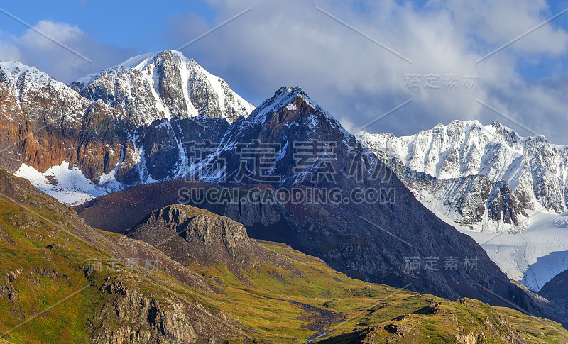 晨曦中，雪山高耸