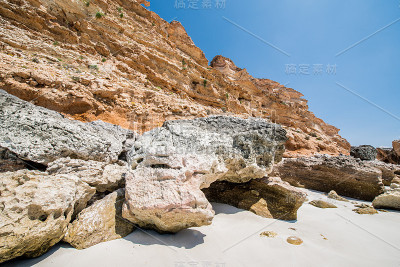 平静的海岸上的石头