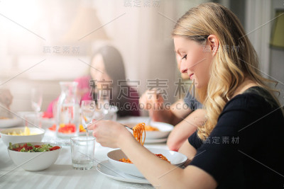 与朋友共进午餐