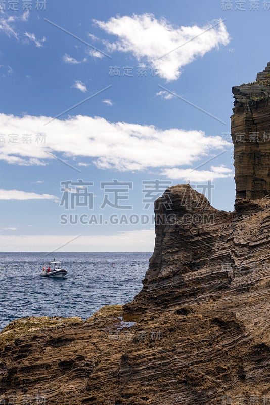 葡萄牙亚速尔群岛令人惊叹的风景。在维拉弗兰卡无人居住的火山岛上，巨大的岩石映衬着蓝天。