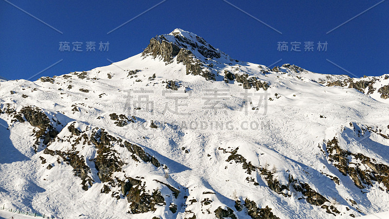 鸟瞰图的冬季斜坡奥地利阳光明媚的阿尔卑斯山与滑雪道