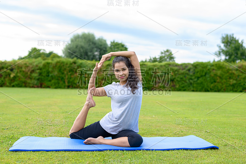 十几岁的女孩在户外练习瑜伽