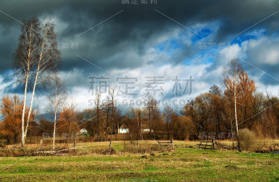 雷声的天空。闪电划过天空。乌云