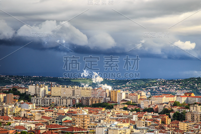 暴风雨席卷了里雅斯特市