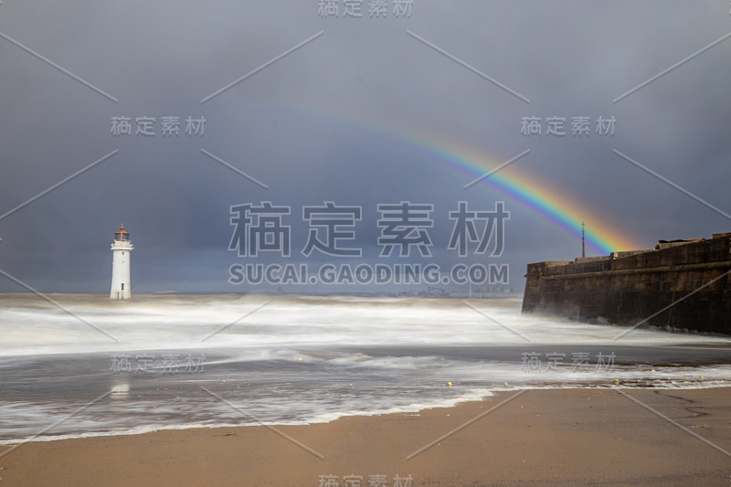 暴风雨时，彩虹出现在灯塔上空