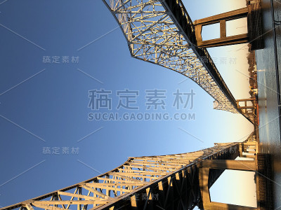 密西西比河大桥在新奥尔良，路易斯安那州-连接东岸和西岸的城市