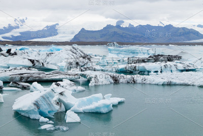 冰岛Jokulsarlon冰湖上的冰山