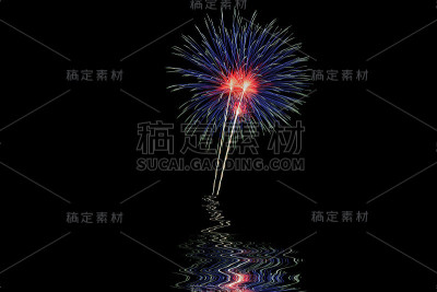 烟花在黑暗的天空背景