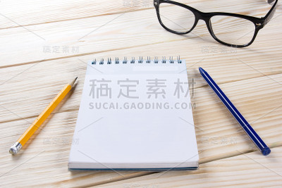 回到学校。空白笔记本，笔记本，笔和眼镜
