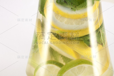 柠檬，青柠和薄荷，装在杯子里