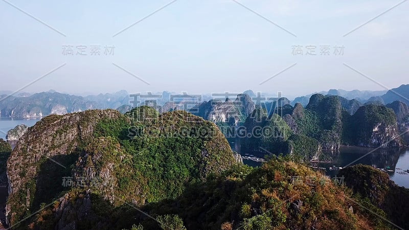 鸟瞰图浮动渔村和岩石岛，下龙湾，越南