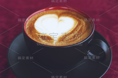 粉色背景下的心形咖啡。
