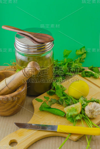 香菜薄荷酸辣酱，用勺子装在罐子里