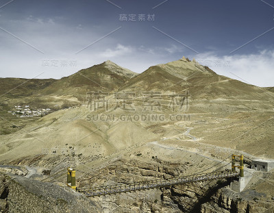 桥和村庄嵌套在喜马拉雅山。Chicham,印度。