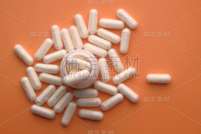 顶视图上的彩色背景胶囊