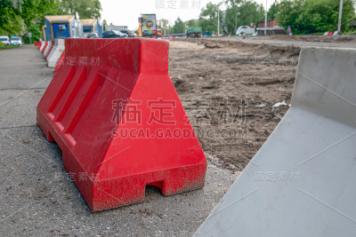 建筑工地的塑料护栏。城市给水排水改造和道路建设
