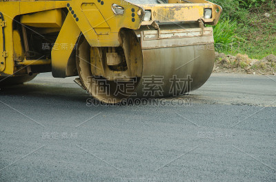 压路机用于沥青路面的施工