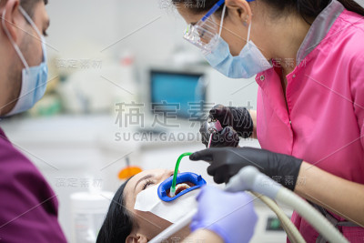 一个女人在牙医的牙齿美白预约