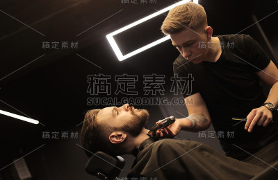 一个专业的美容师。