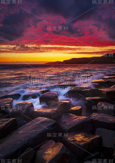 金默里奇日落雨云清晰显露出红色的天空
