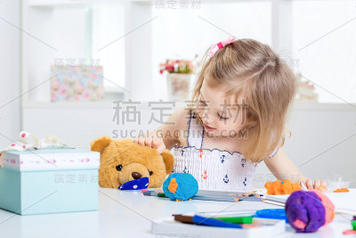 女孩玩彩色橡皮泥