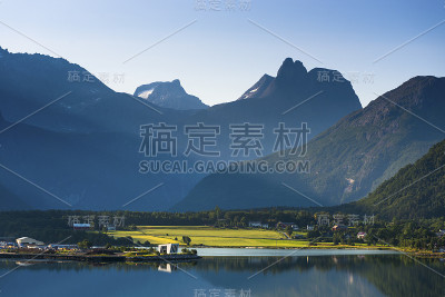 黎明时分，罗姆斯达尔峡湾水面平静