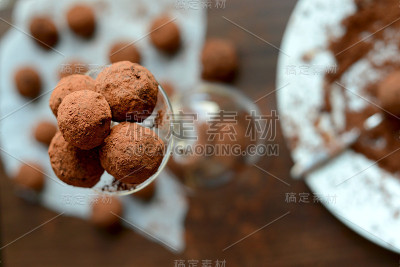 玻璃架子上的松露