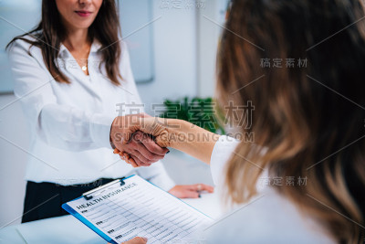 签署健康保险表格后握手