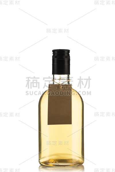 瓶中草药酊剂或酒精饮料分离在白色背景和空标签