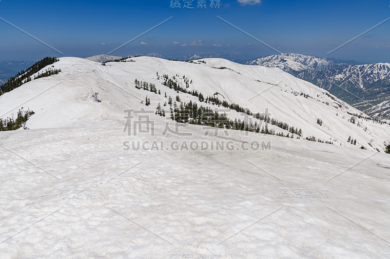 春天，从爱祖玛阁山眺望楚蒙达克山