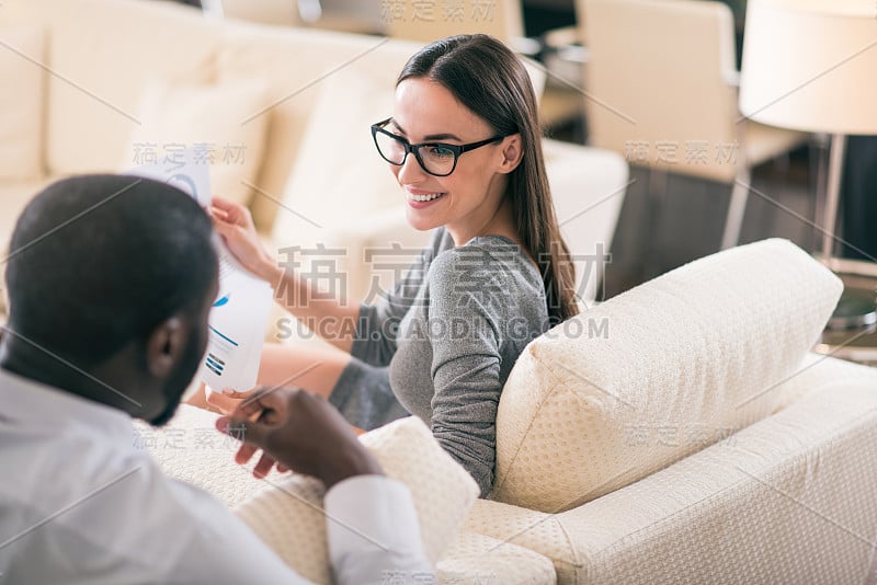 女人看着她的同事