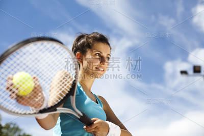 女孩在打网球