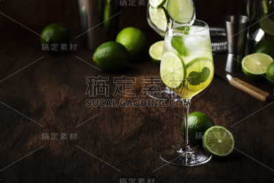 雨果鸡尾酒，夏季意大利开胃酒与普罗赛克起泡酒，酸橙，薄荷和接枝花糖浆