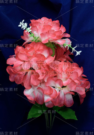 枝上有红色的人造花