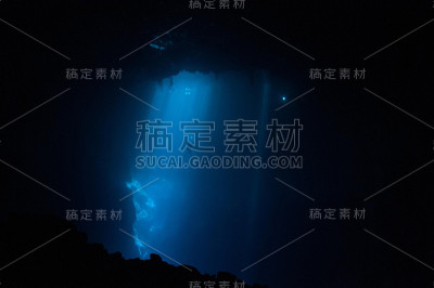 蓝色光线从入口发出，带有气泡和光束
