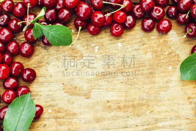 木质背景上的新鲜樱桃