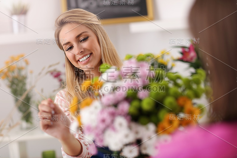 在花店工作的女花匠