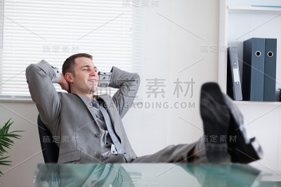 微笑的商人正在休息