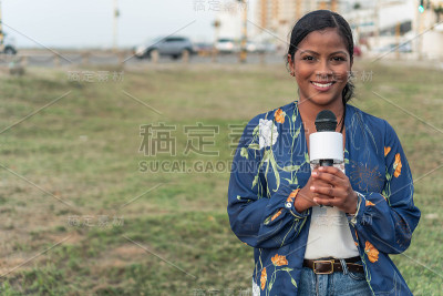 女记者对着麦克风讲话