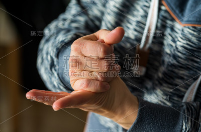 一个女人在消毒她的手