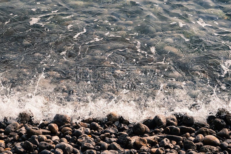 卵石滩和波光粼粼的海水