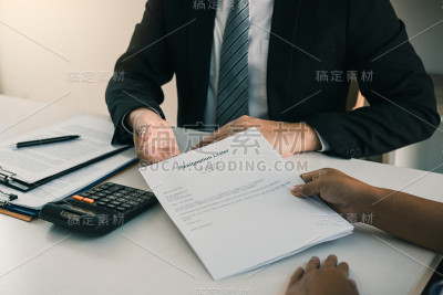 一名男员工向经理递出了一个辞职信封。