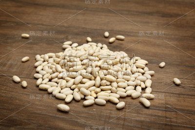 棕色木桌上放着白豆