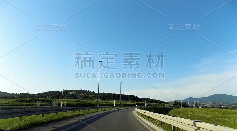 高速公路上的灯光