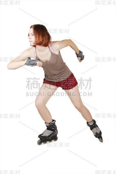 年轻美丽的女孩在轮滑在开始姿势孤立