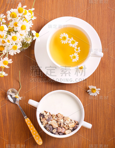 牛奶什锦与酸奶和甘菊茶混合在一个碗里
